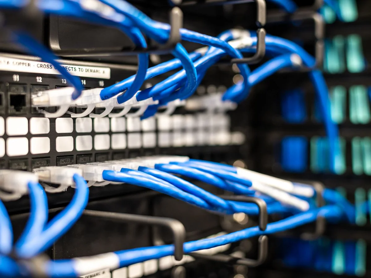 Telekommunikációs hálózati kábelek patch panelen